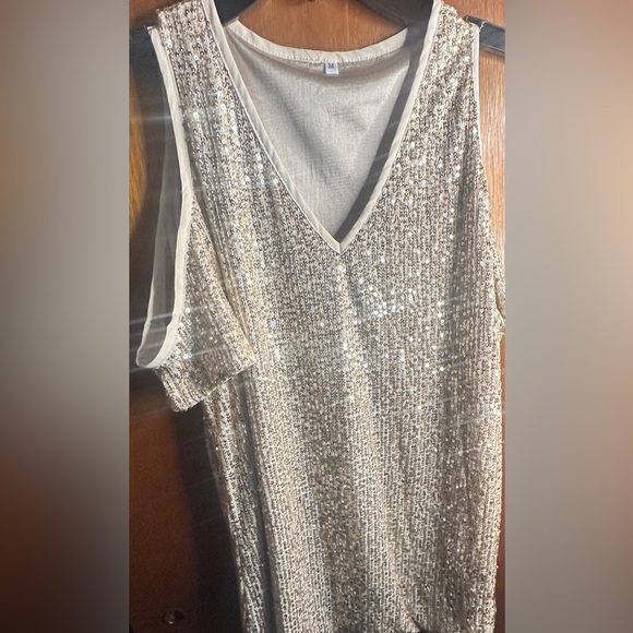 Amazing show shoulder shirt is so cute for a night out on the town or a concert! - Picture 2 of 2
